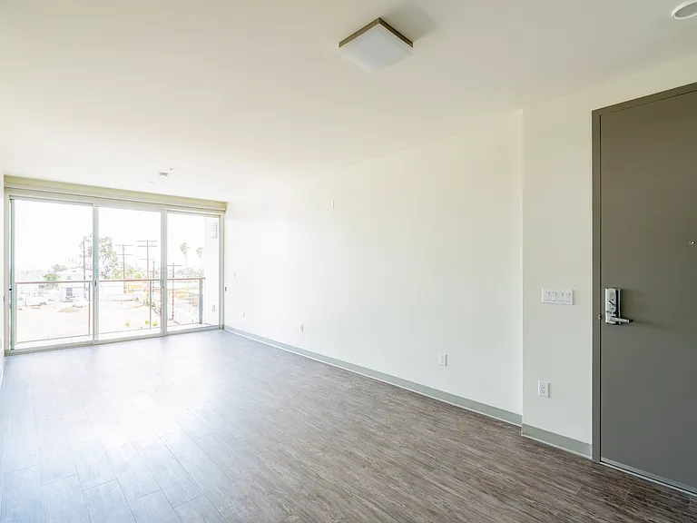 2828 Broadway — Photo 7