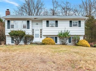 4 N Amundsen Ln, Airmont, NY 10901