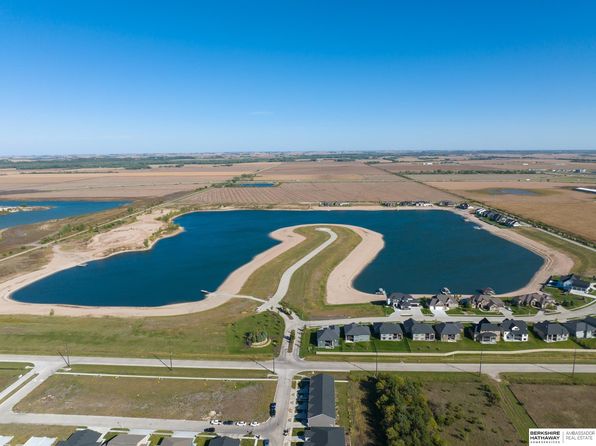 3043 E 34th Ct, Fremont, NE 68025