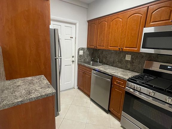 4th image of 125 Edgewater Dr APT 3