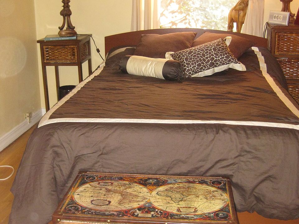Bedroom (full-sized bed)