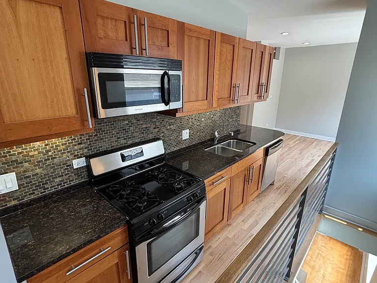 2245 W Barry Ave #2C — Photo 3