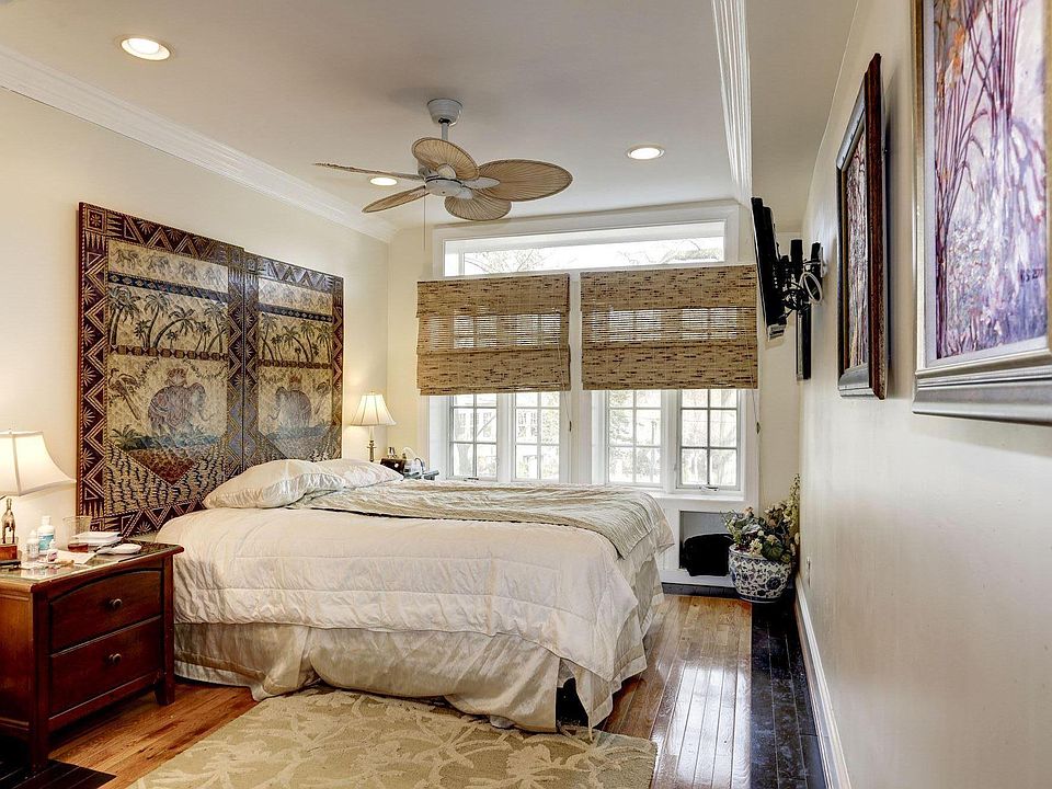 Huge & sunny Bedroom w/large windows!