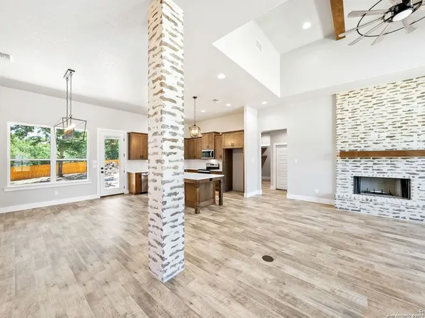 145 ASH PKWY, La Vernia, TX 78121