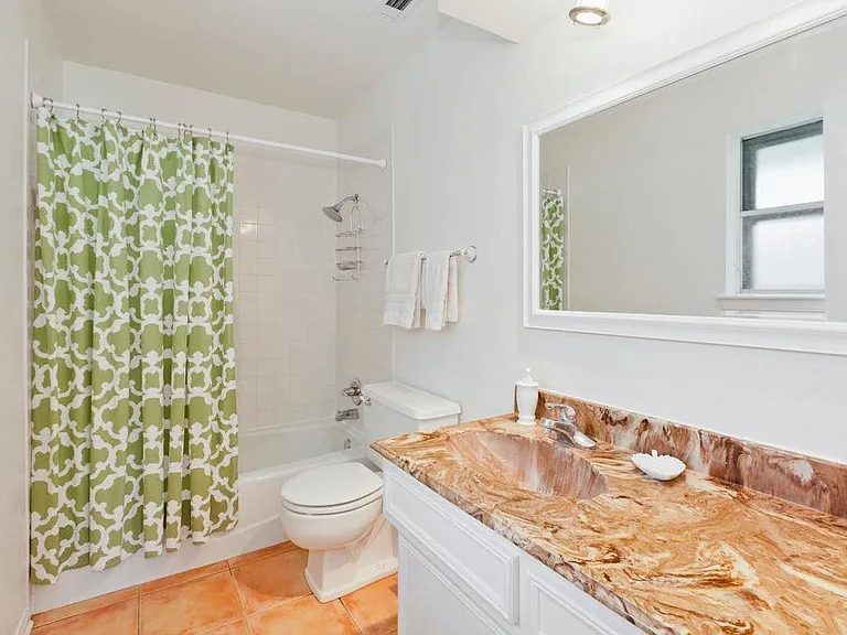 211 W Sherwood Dr — Photo 9