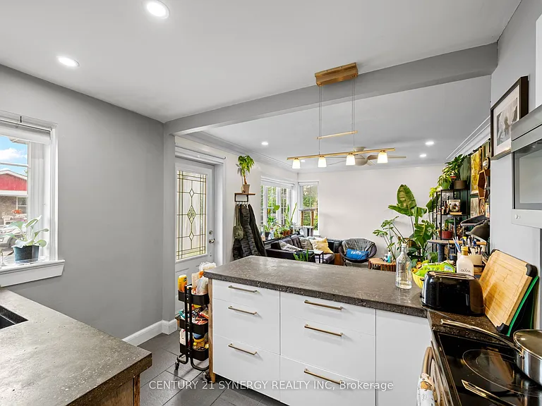 241 Bradley Ave — Photo 4