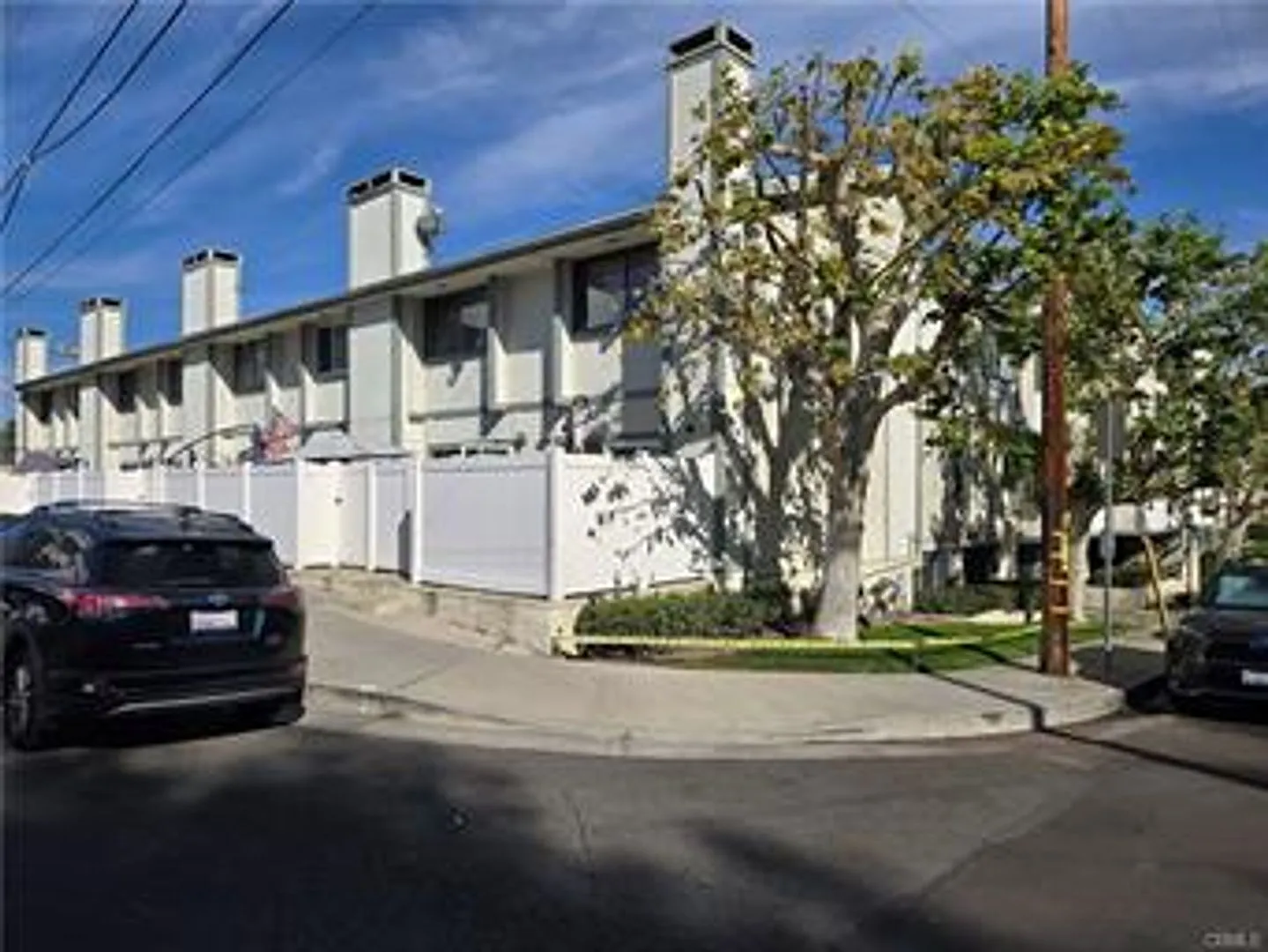 Calabasas 2+3 with bonus room located in a great community — Photo 1