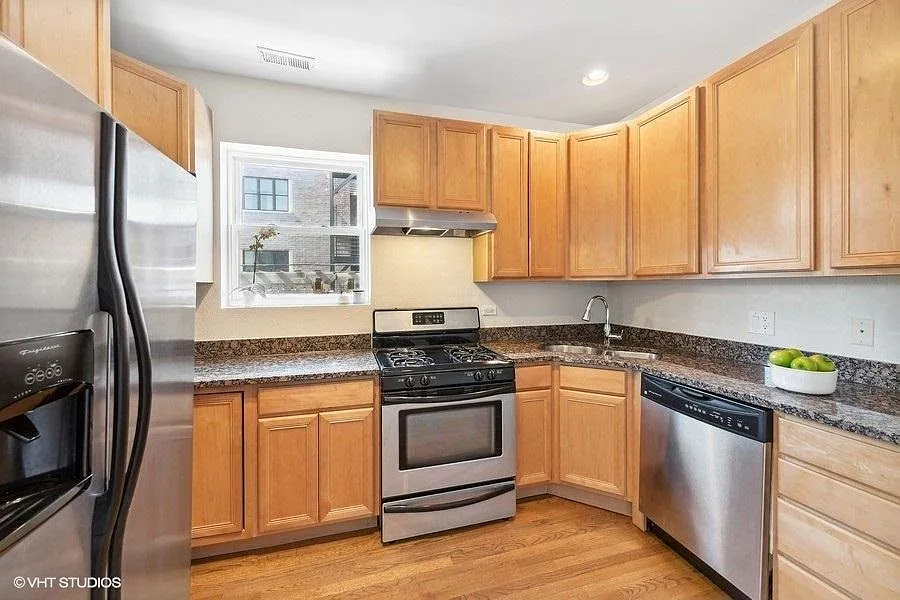Andersonville 3 Bed w/ Parking and Laundry Included — Photo 2