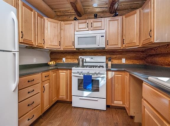 4th image of 1435 Yellowknife Dr