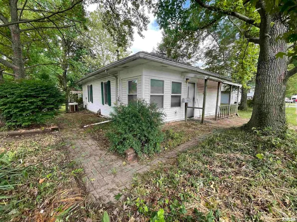 301 N 8th St, Benton, IL 62812