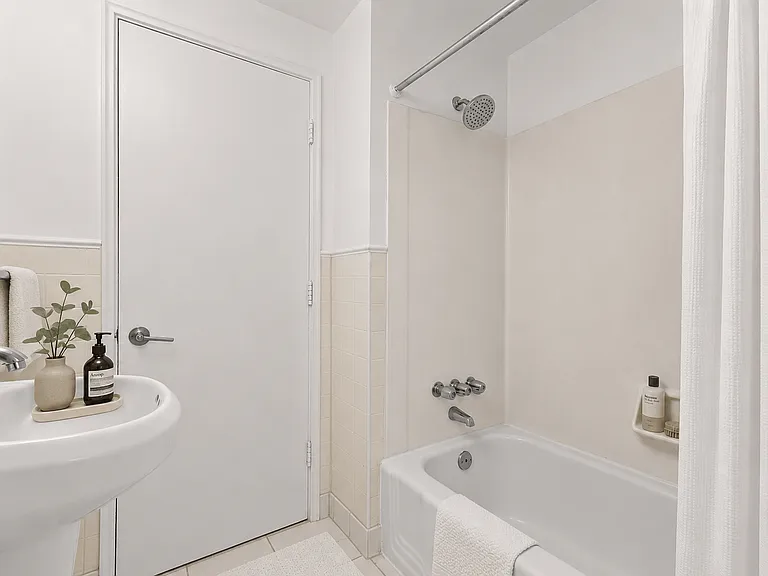 Oak Park Manor Apartments & Townhomes — Photo 21