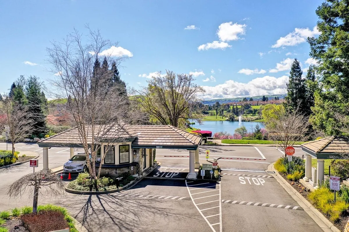 Building Photo - 230 Lakeridge Way