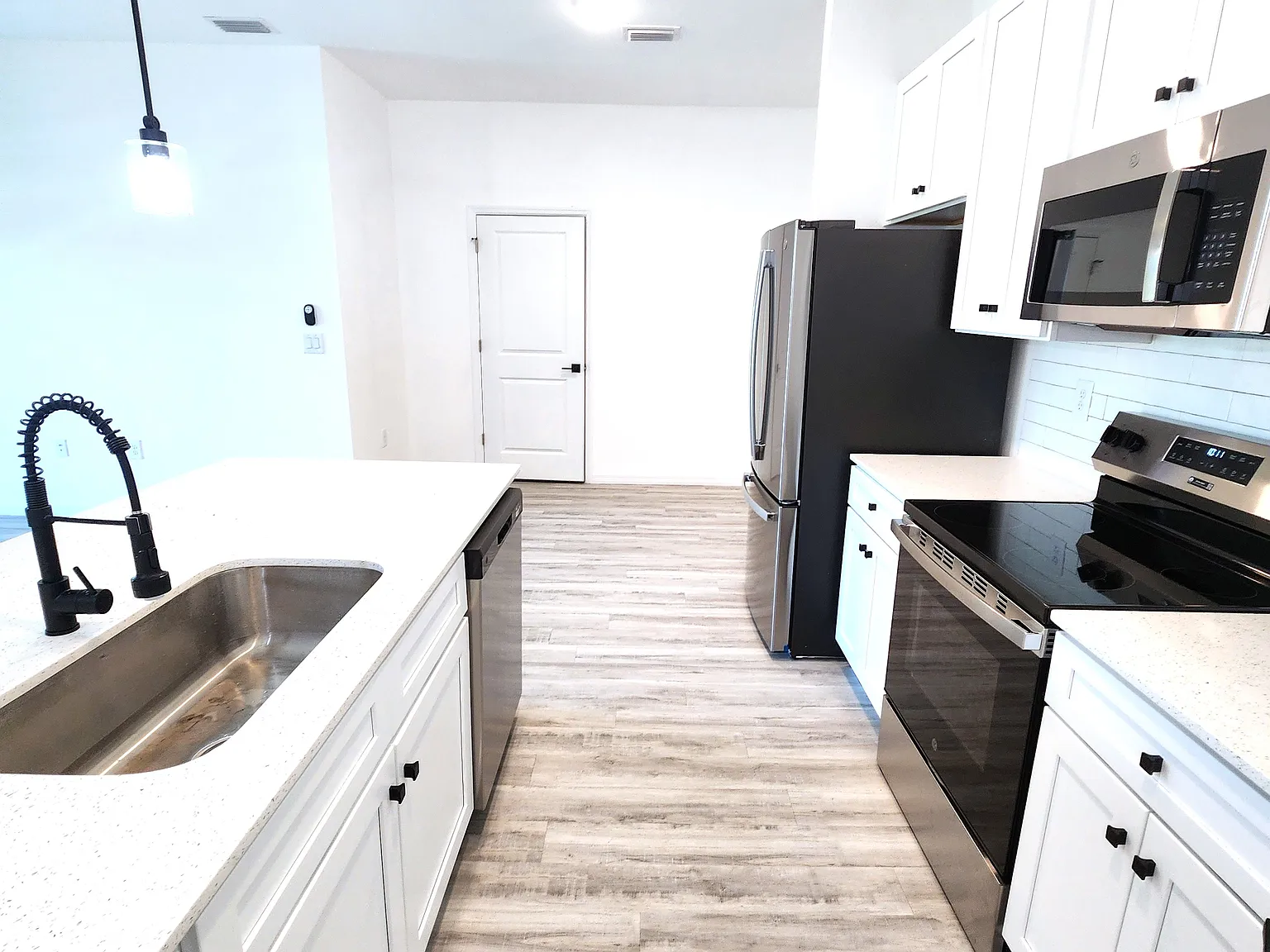 3 bed, 1200 sqft, $1,850 — Photo 2