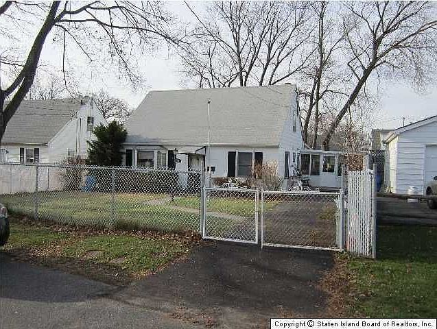 1st image of 411 Lynn St