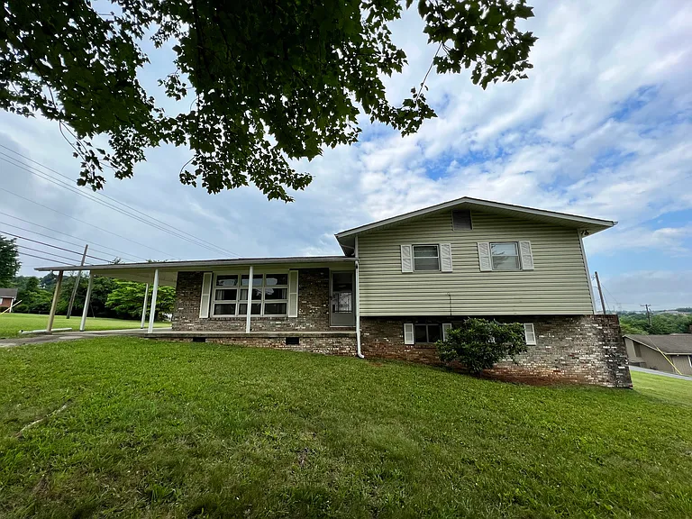 101 Londonderry Rd — Photo 1