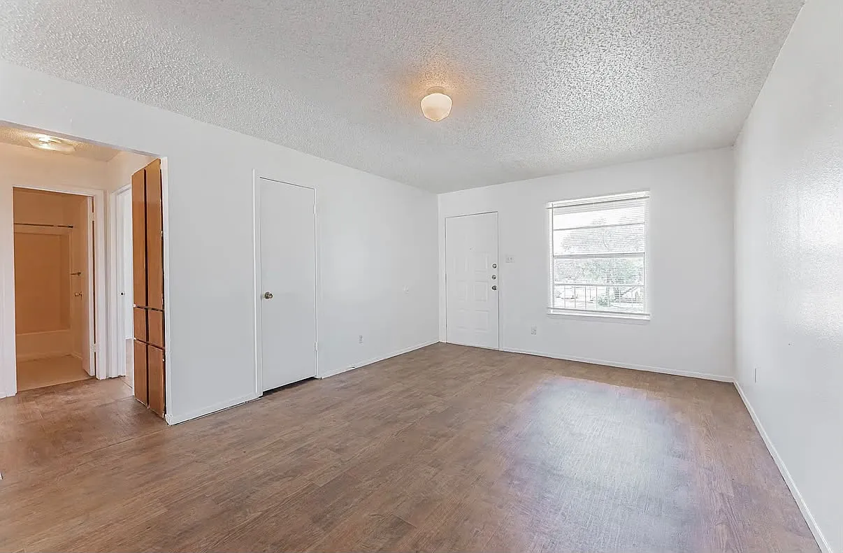 2 bed, 3360 sqft, $900 — Photo 2