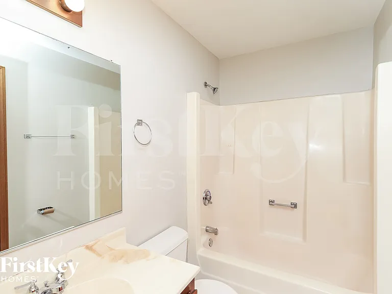 1045 Camden Ln — Photo 13
