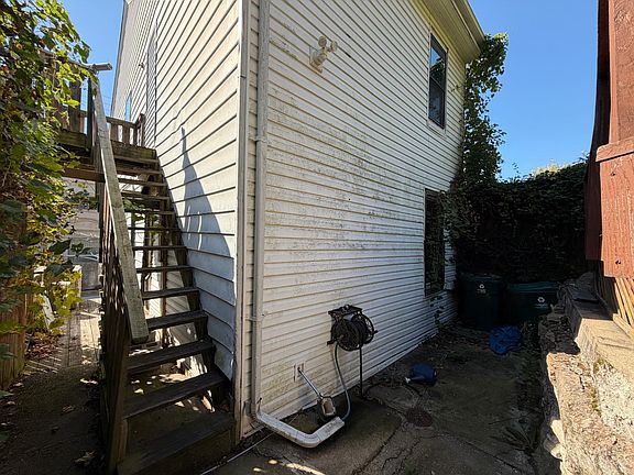 4th image of 2550 Riverside Dr