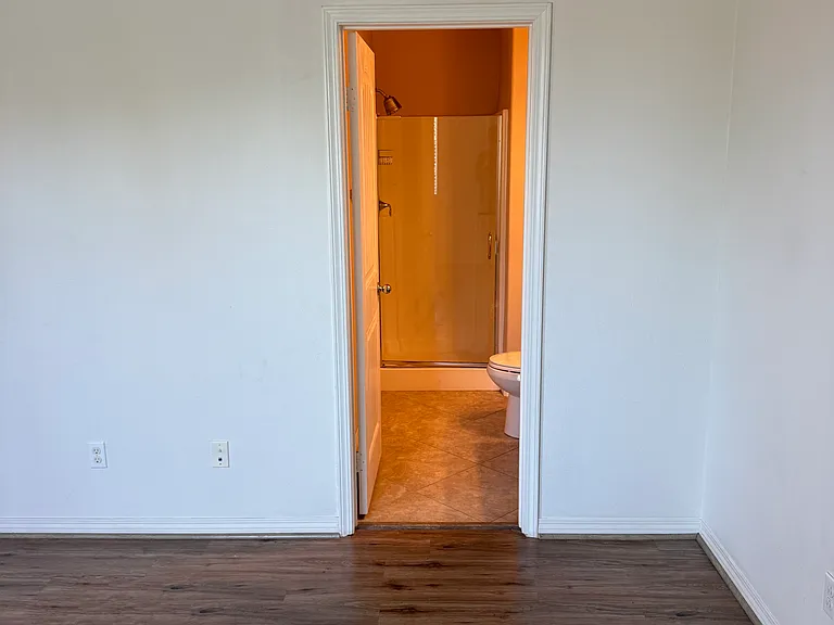 Lower Floor Bedroom En-suite