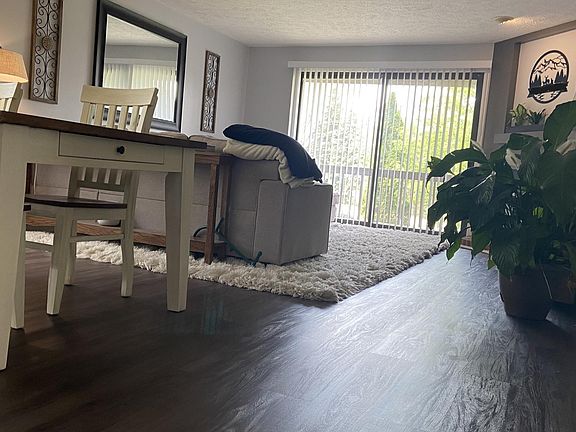 Living Room Pic 4