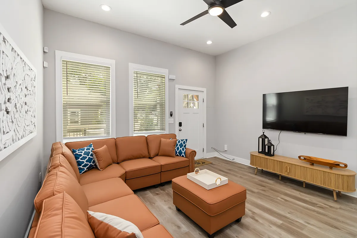 Building Photo - 825 Monroe Dr NE #1