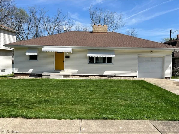 1067 Packard Dr, Akron, OH 44320