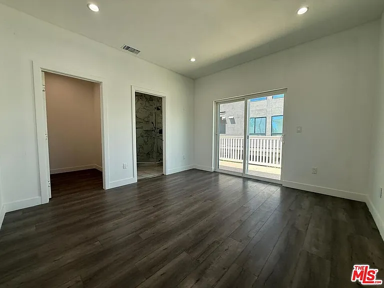 6744 Radford Ave — Photo 7