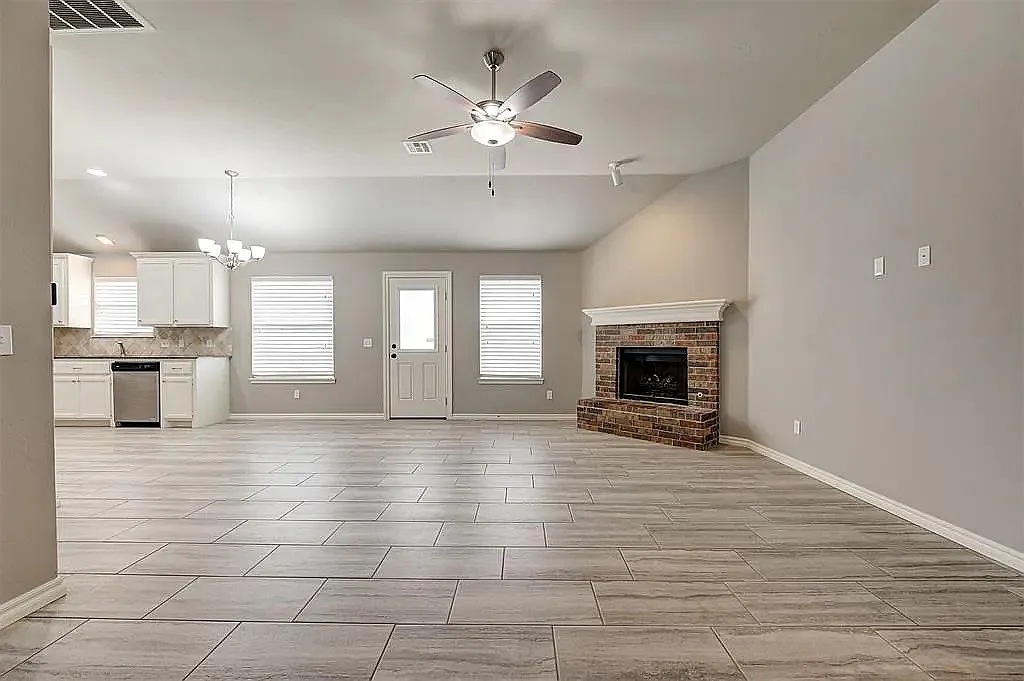 3 bed, 1300 sqft, $1,600 — Photo 4