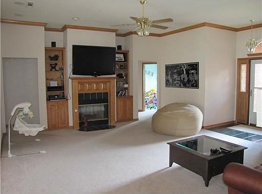5th image of 704 Baylor St