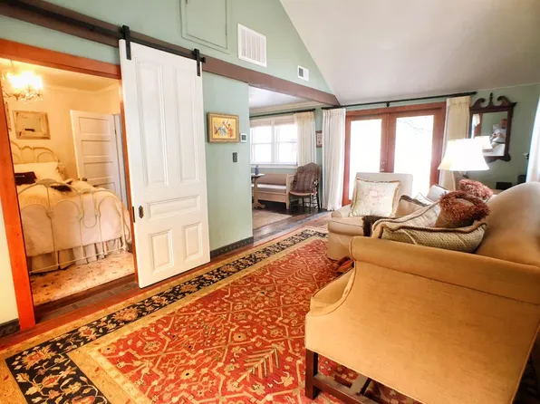 145 D St, Jacksonville, OR 97530