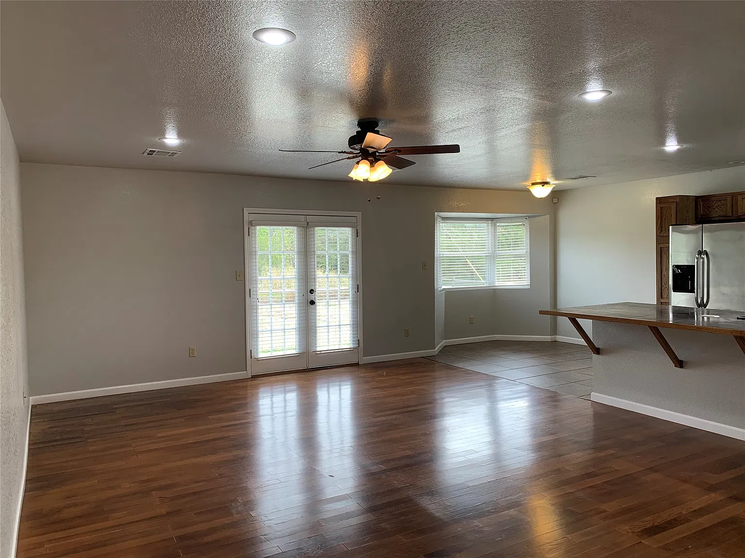 3 bed, 2.0 bath, 1438 sqft, $1,595 — Photo 3
