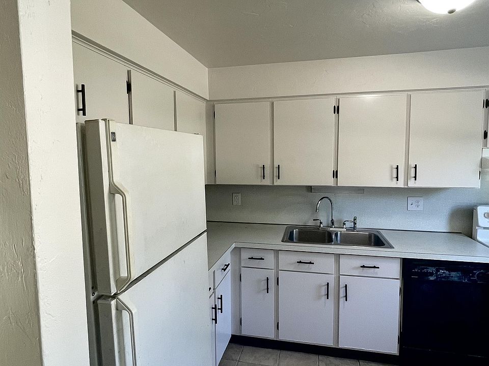 Kitchen ( refrigerator, stove, dishwasher included)