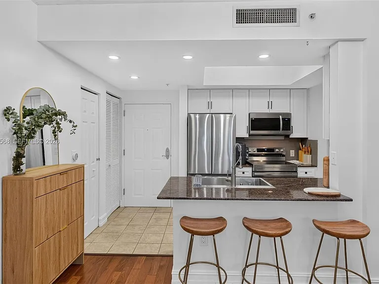 2000 N Bayshore Dr #306 — Photo 3