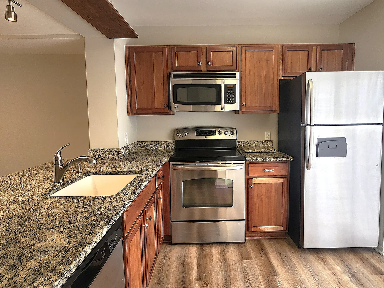 Stylish 3BR Condo for Rent — Photo 3