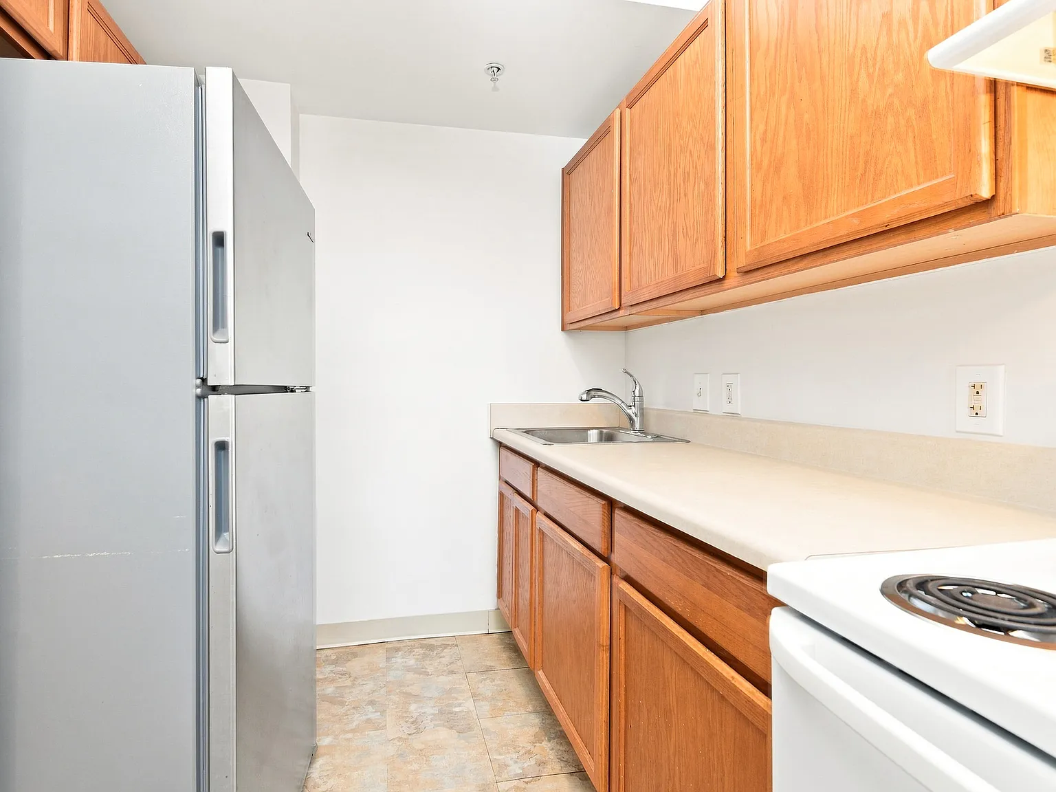 Bright & Spacious Columbia Heights Apartment — Photo 4
