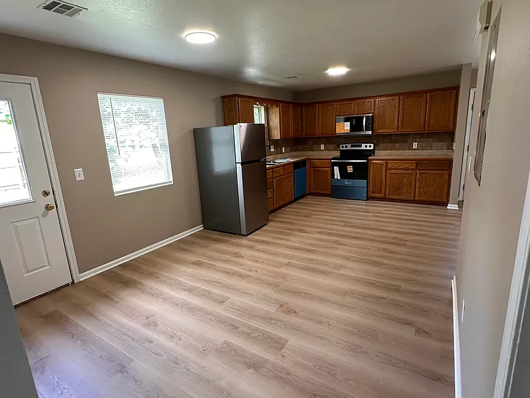 650 Wood St — Photo 6