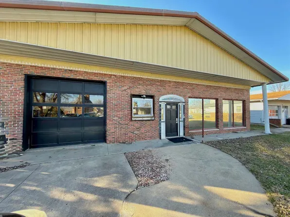 208 N 10th St, Altamont, IL 62411