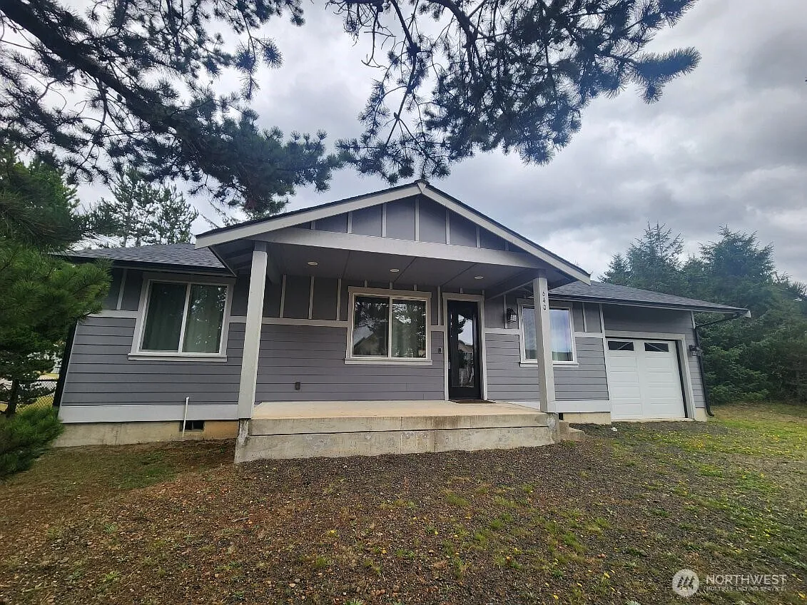 640 Lake Island Avenue SE photo 1