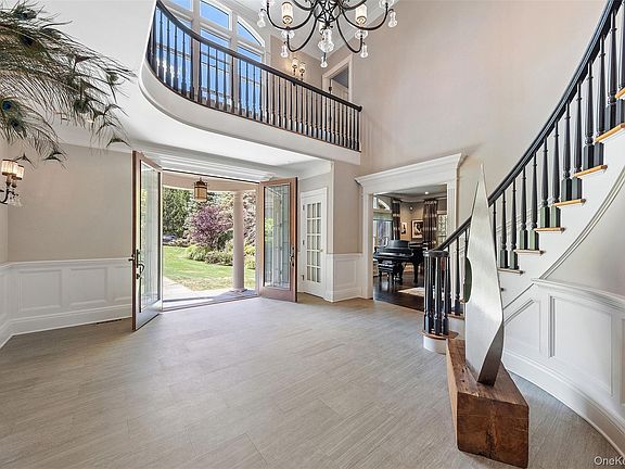 2nd image of 8 Ridgeview Circle