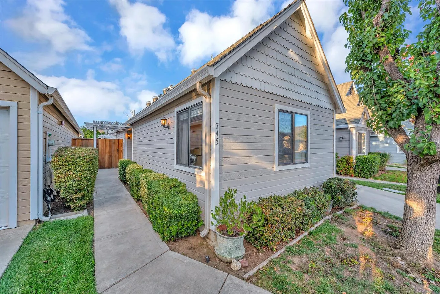 745 Anne Ln photo 1