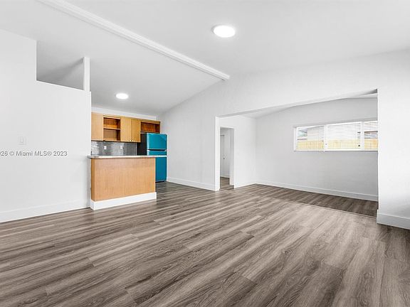 3rd image of 1009 SW 22nd Ter