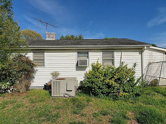 4th image of 955 Sonny Ln