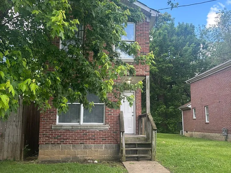 2404 Montgomery St — Photo 1