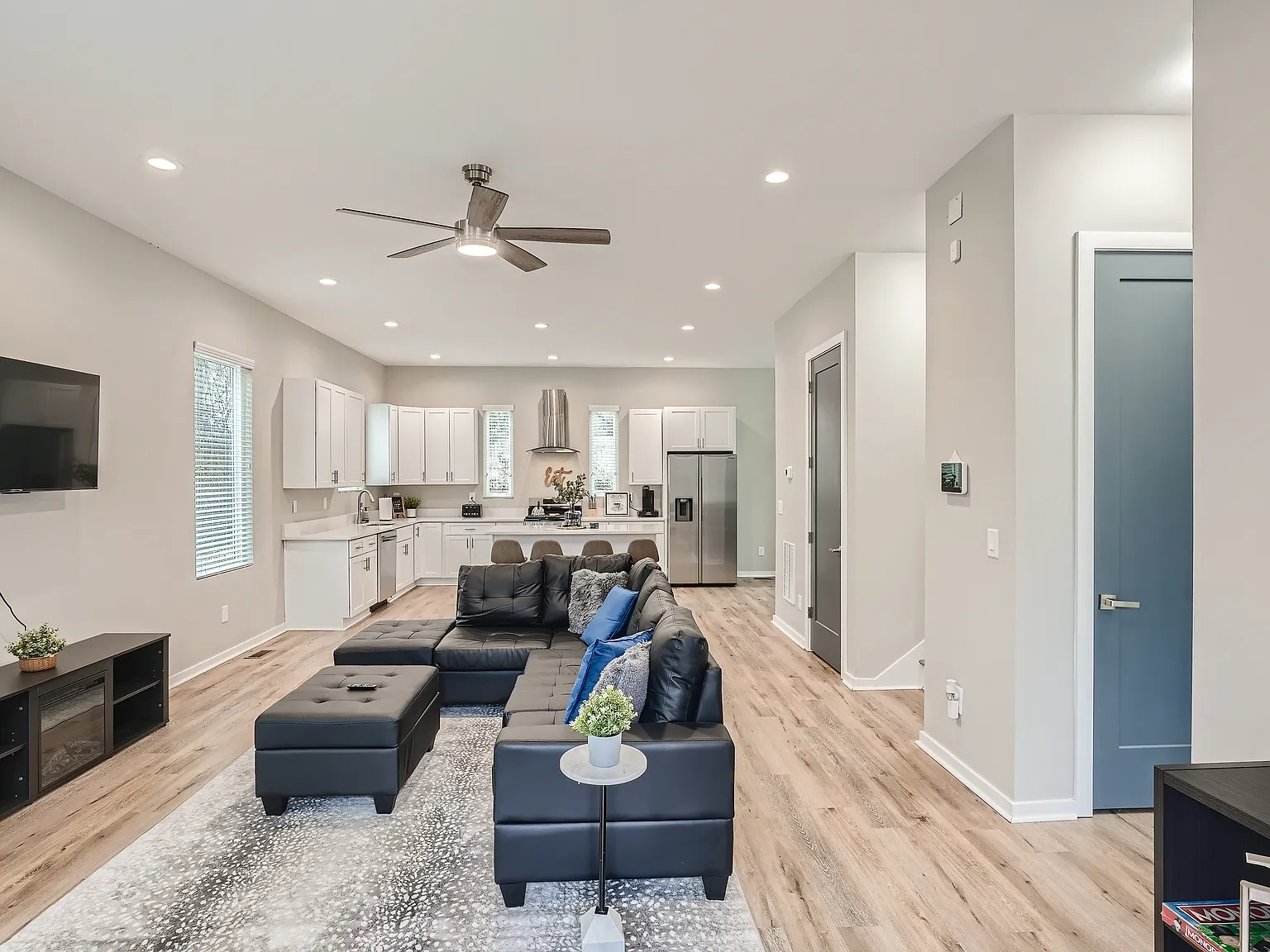4 bed, 2500 sqft, $4,500 — Photo 2