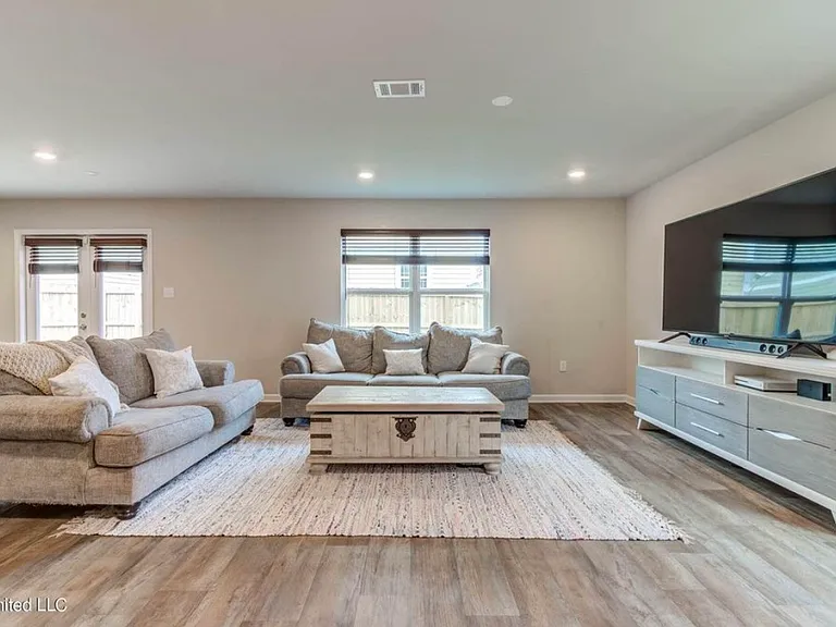 2521 Esplanade St — Photo 2