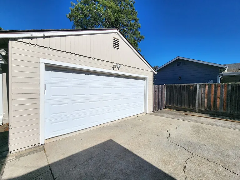 Charming 2 Bedroom, 2 Bathroom Home in Redwood City — Photo 32