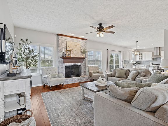 3rd image of 8834 Pin Oak Dr