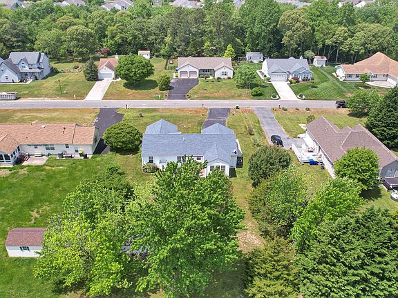 3rd image of 8 Dove Knoll Dr