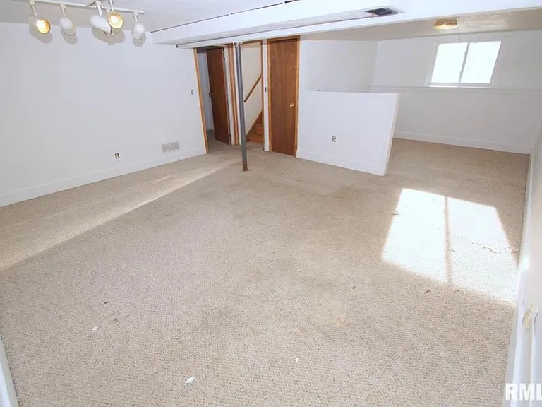 1032 Spruce Hills Dr — Photo 4