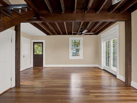5th image of 402 Hillcrest St